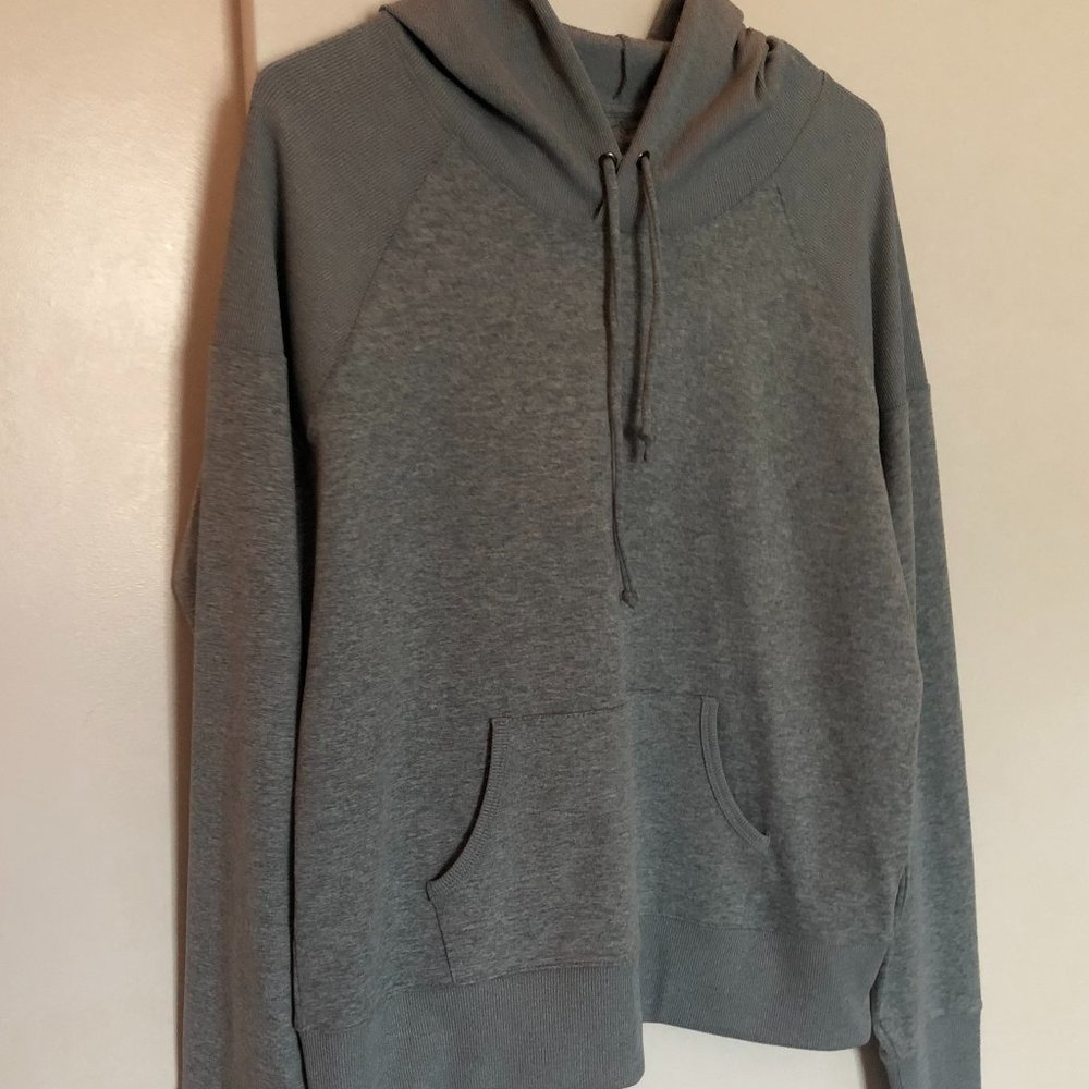 4/$30 🌈 Lightweight pullover hoodie!